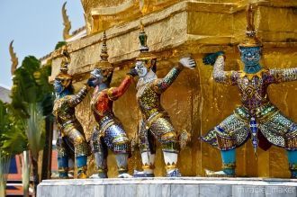 Одна из ступ окружена Йакша по всему кру