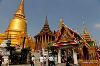 Слева огромная золотая ступа Пхра Си Рат