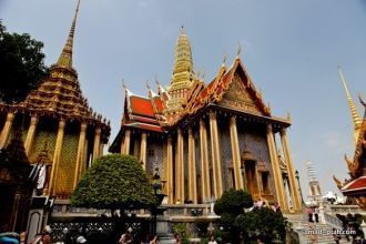 Здание справа называется Прасат Пхра Теп