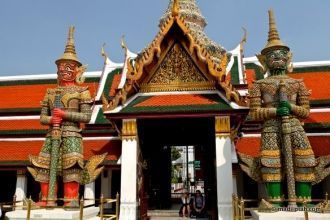 На входе в храмовый комплекс традиционно