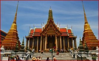 Центральным сооружением комплекса Ват Пх