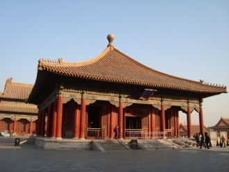 Первое слово “Зи” переводится как “пурпу