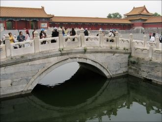 После южных (главных) ворот Умэнь Запрет