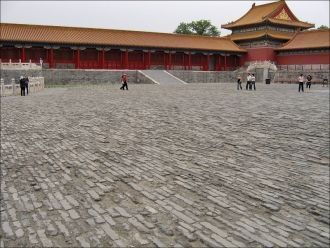 Площадь вся замощена, лишь местами проби