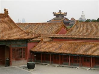 По обе стороны центральной линии ансамбл