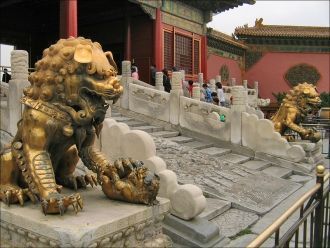 Ворота Цяньцинмэнь охраняют бронзовый ле