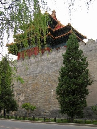 Гугун окружен стеной длиной 3400 метров 