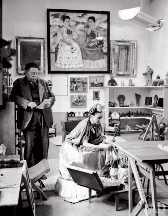 Снимок 1945 года: Диего и Фрида в ее мас