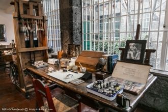 В рабочей спальне Фриды на фоне зарешече