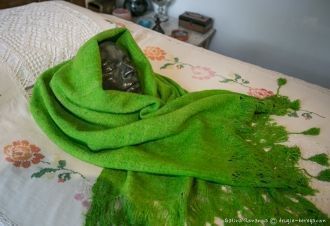 На постели — посмертная маска Фриды.