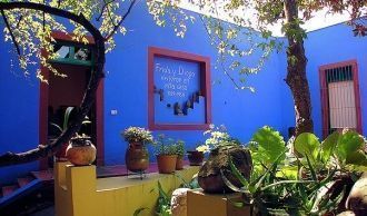 Входя во внутренний дворик музея, сразу 