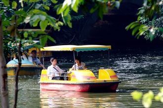 На территории парка Юесю находятся три ж