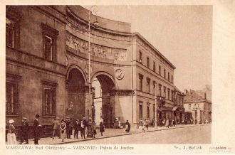 Дворец Варшавы представляет собой здание