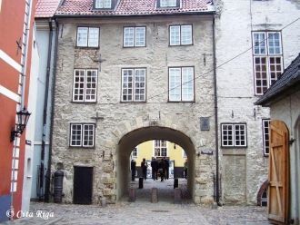 По другой легенде в доме над воротами не