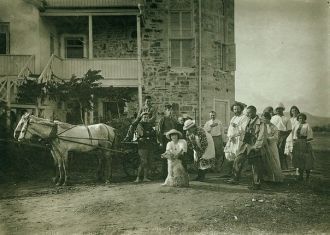 У Дома Поэта. Слева направо: Л. Е. Фейнб