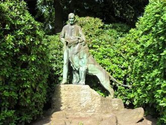 Памятник Карлу Гагенбеку, основателю зоо
