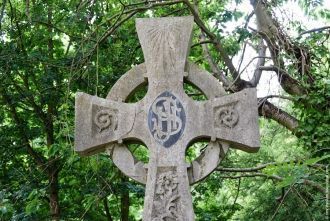 На кладбище можно отыскать огромное коли