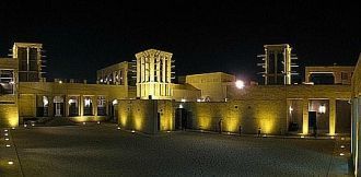 Жаркий климат близкой пустыни диктовал с