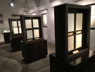 Зал музея, где представлены документы пр