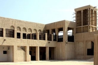 Возле дворца находится непосредственный 