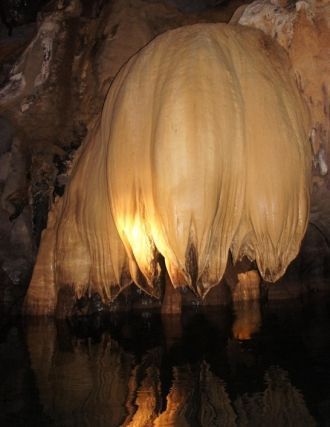 Сталактиты и сталагмиты пещеры подземной