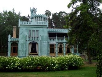 Попасть сюда можно за символическое поже