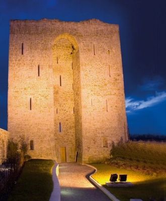 Он находится рядом с главной площадью, в