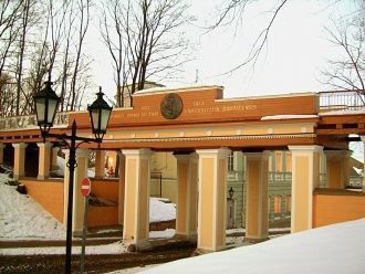 Ангельский мост зимой в снегу.