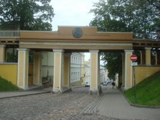 Существует мнение, что название моста пр