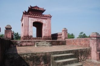 Стенами цитадели построены в форме нерав