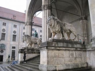 Скульптуры львов у входа в Аркаду Полков