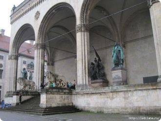 Кроме памятников полководцам на входе в 