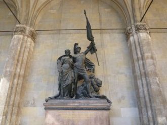 Внушительность бронзовых монументов, кот