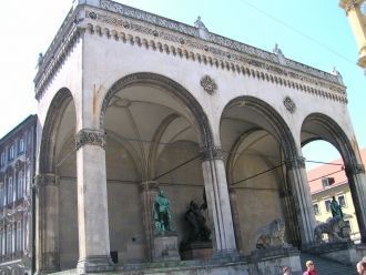 Сооружение, представляющее собой огромны