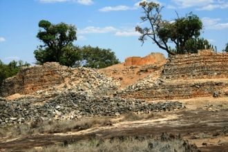 В этом сооружении основная стена построе