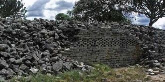 Так как этот памятник стоит на холме отс