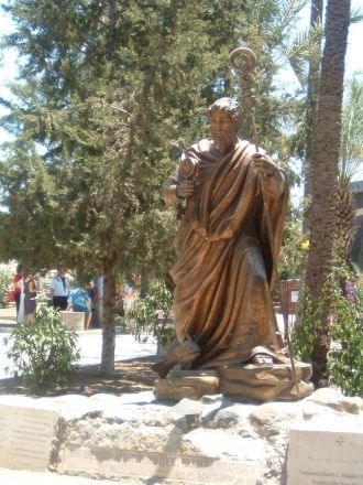 Статуя апостола Петра около католической