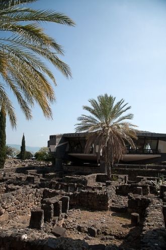 Рядом дом апостола Петра. Над раскопками