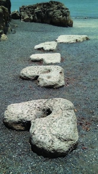 Каменные ступени к морю в виде сердечек.