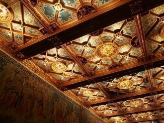 Интересно в замке использованы и потолки
