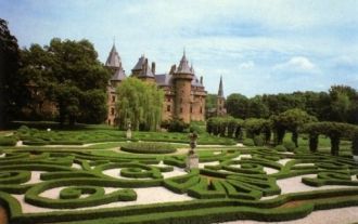 Замок окружен прекрасным парком с прудам