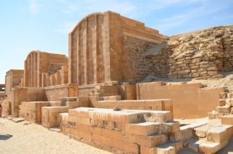 Из-за огромного количества некрополей в 