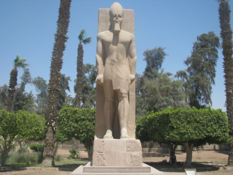 Статуя Рамсеса Второго в храме Птаха в М