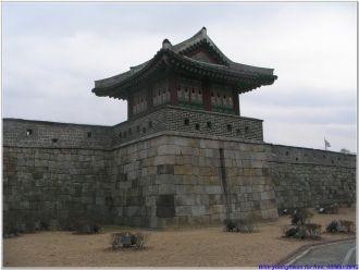 Две нодэ (площадки для лучников), пять п