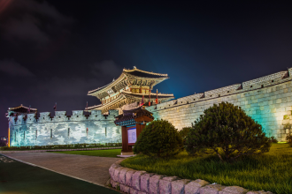 Крепость раскинулась вдоль равнин, неукл