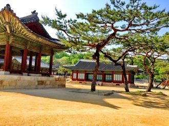 Внимание привлекают разноуровневые крыши