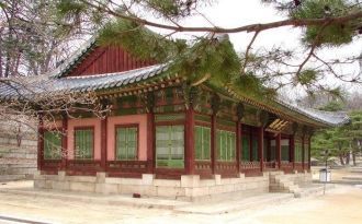 Если обойти Мёнчжончжон, то позади него 