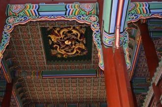 Павильон смотрит на восток, в то время к