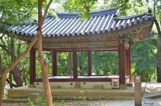 Во дворе расположены камни, где выгравир