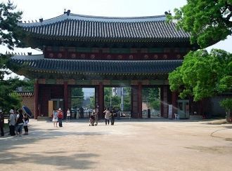 Неподалёку от него, в юго-восточном напр